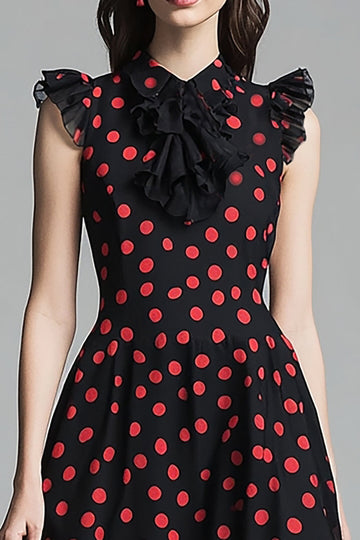 Robe noire à volants rouges à pois